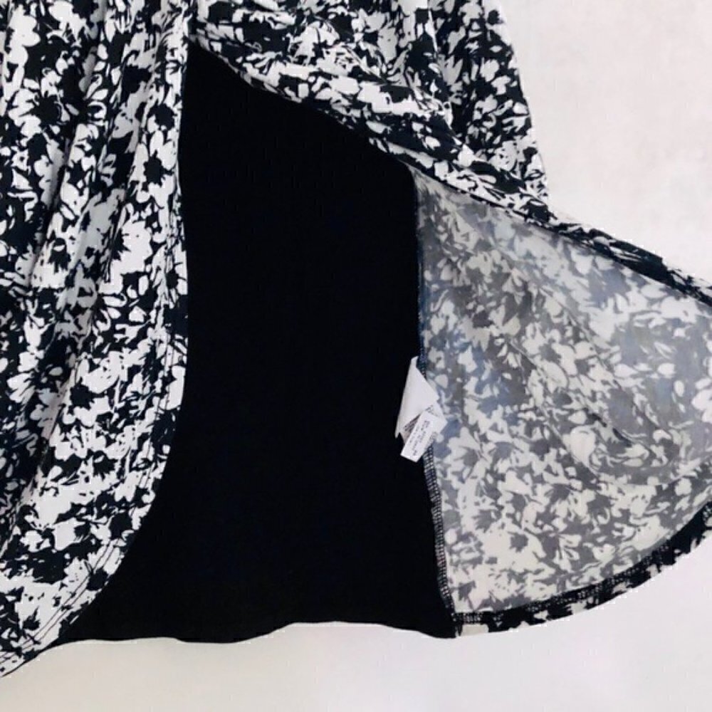 Karen Kane Top M Floral Print Drape Long Sleeve Black White Office Work Career - Picture 5 of 6